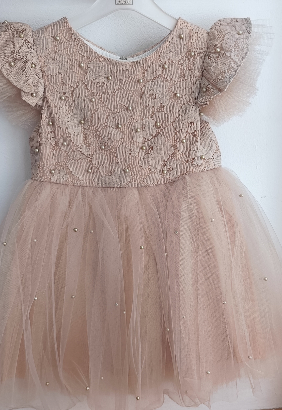 Рокля с тюл и перли в светло бежов цвят