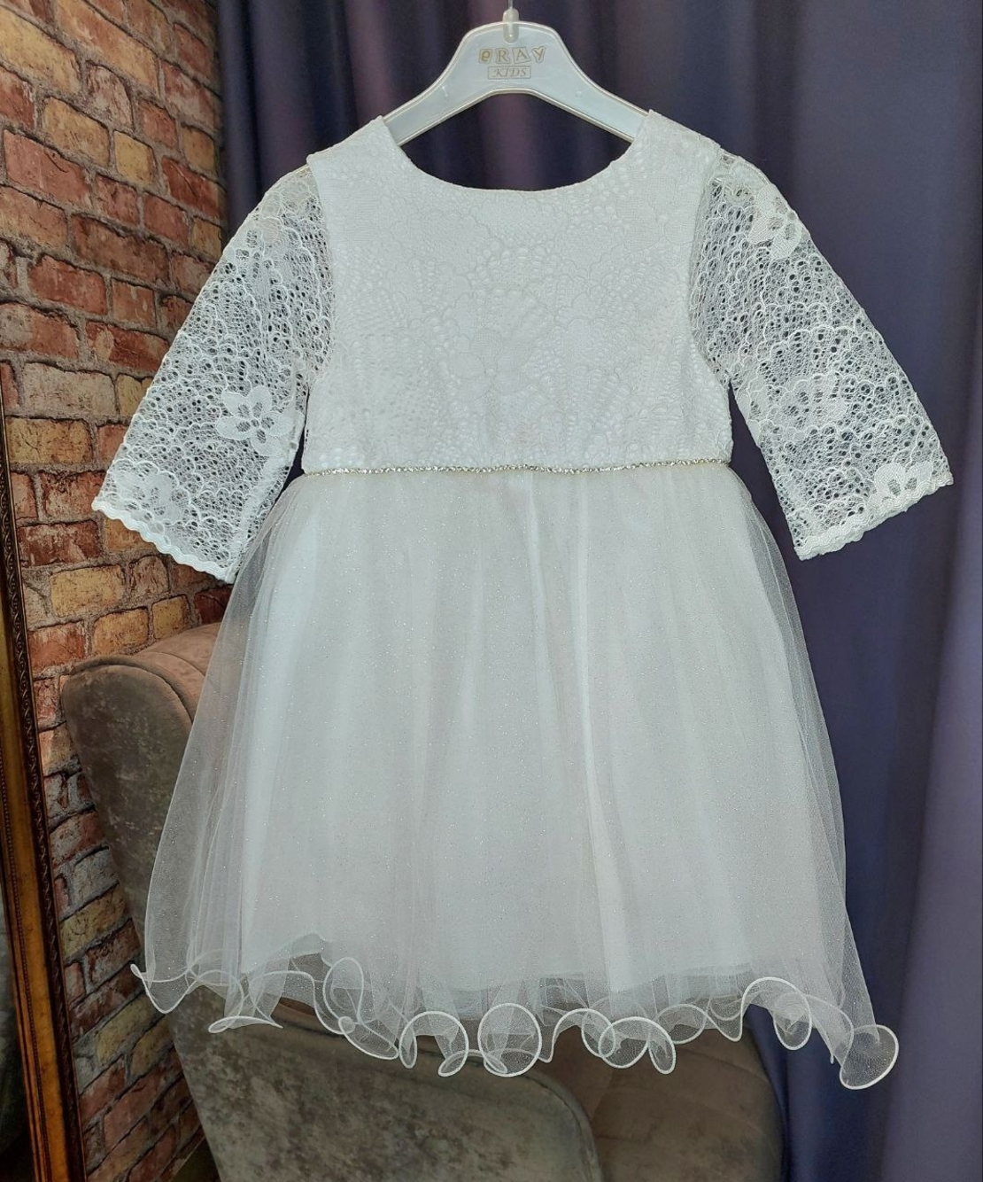 Официална рокля в бяло от тюл и дантела