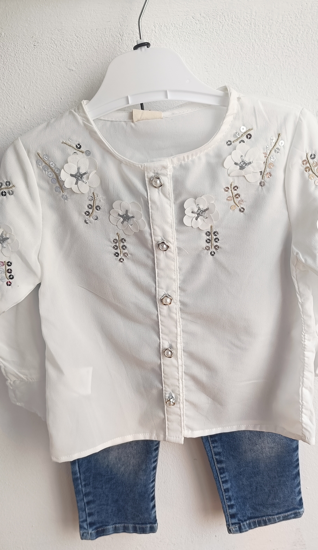 Елегантен комплект от фина блуза и дънки