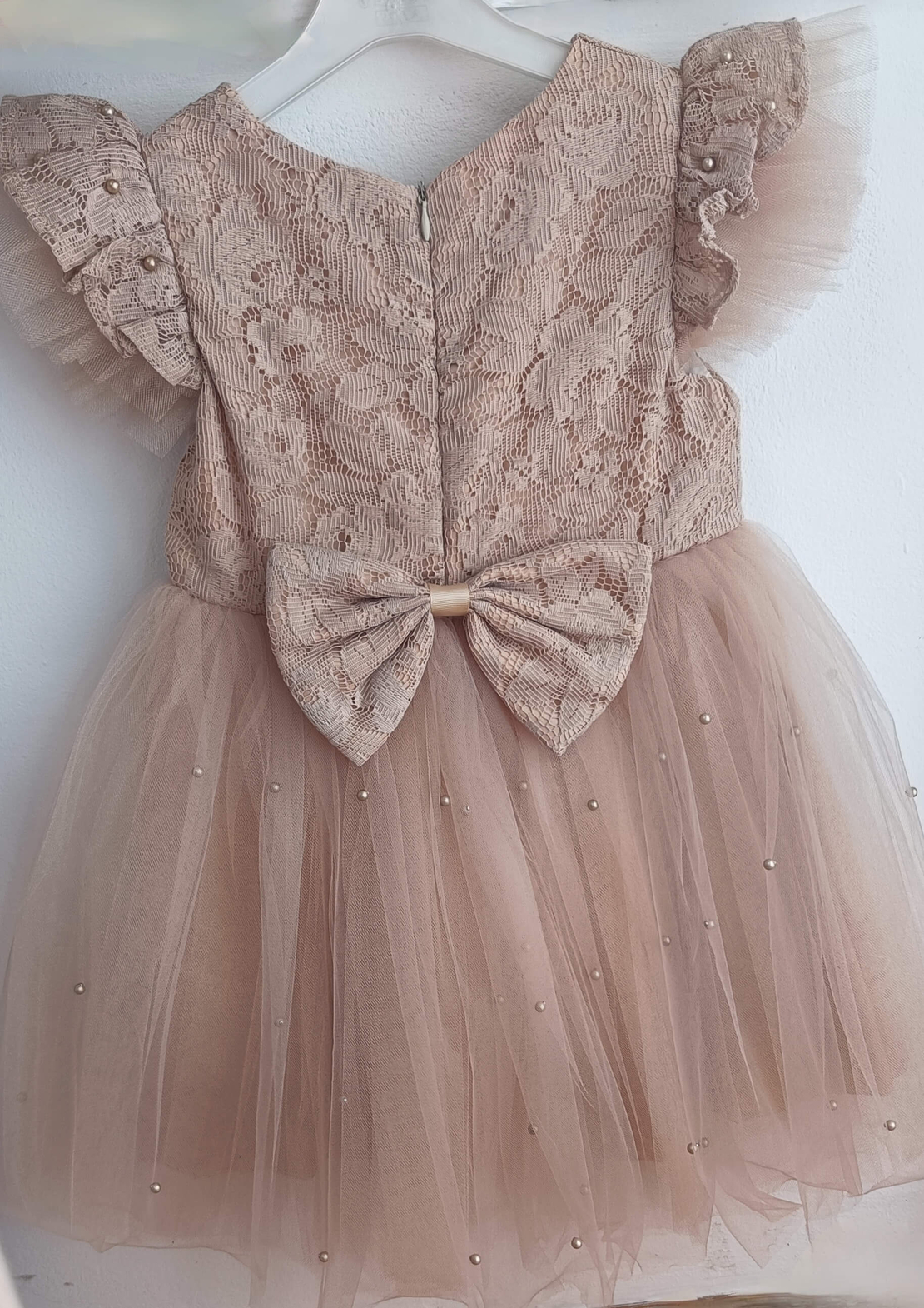 Рокля с тюл и перли в светло бежов цвят