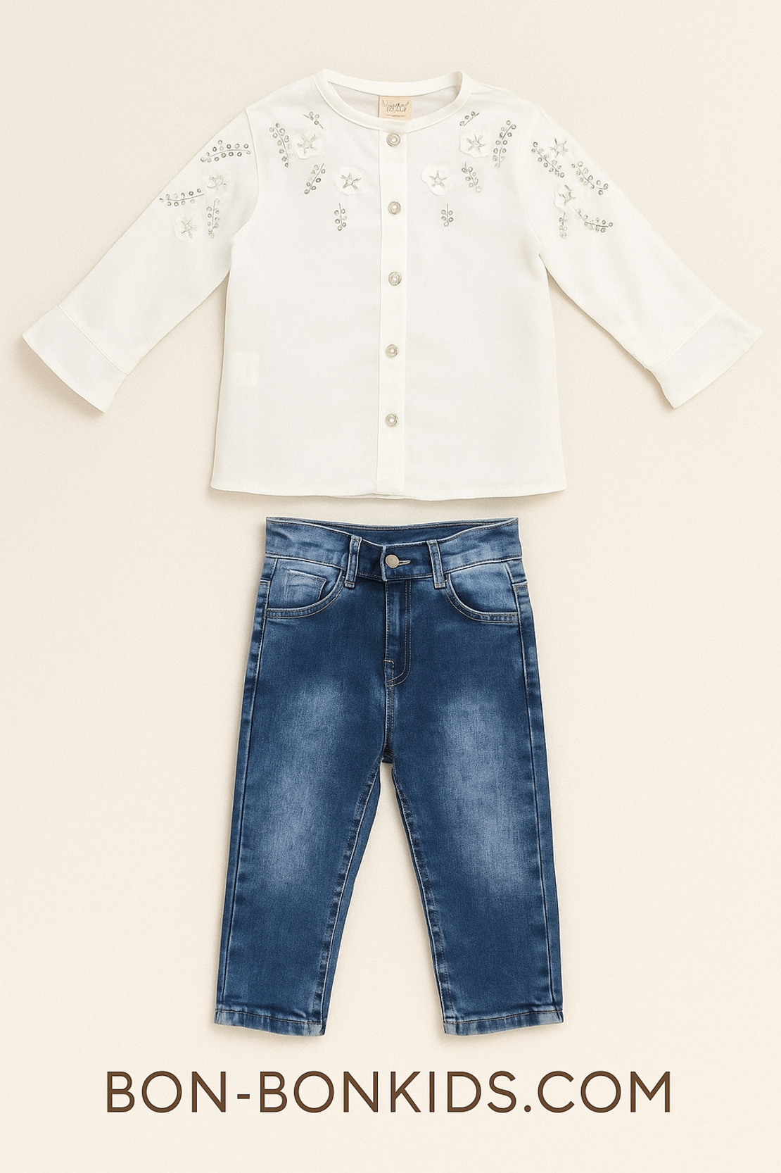 Елегантен комплект от фина блуза и дънки