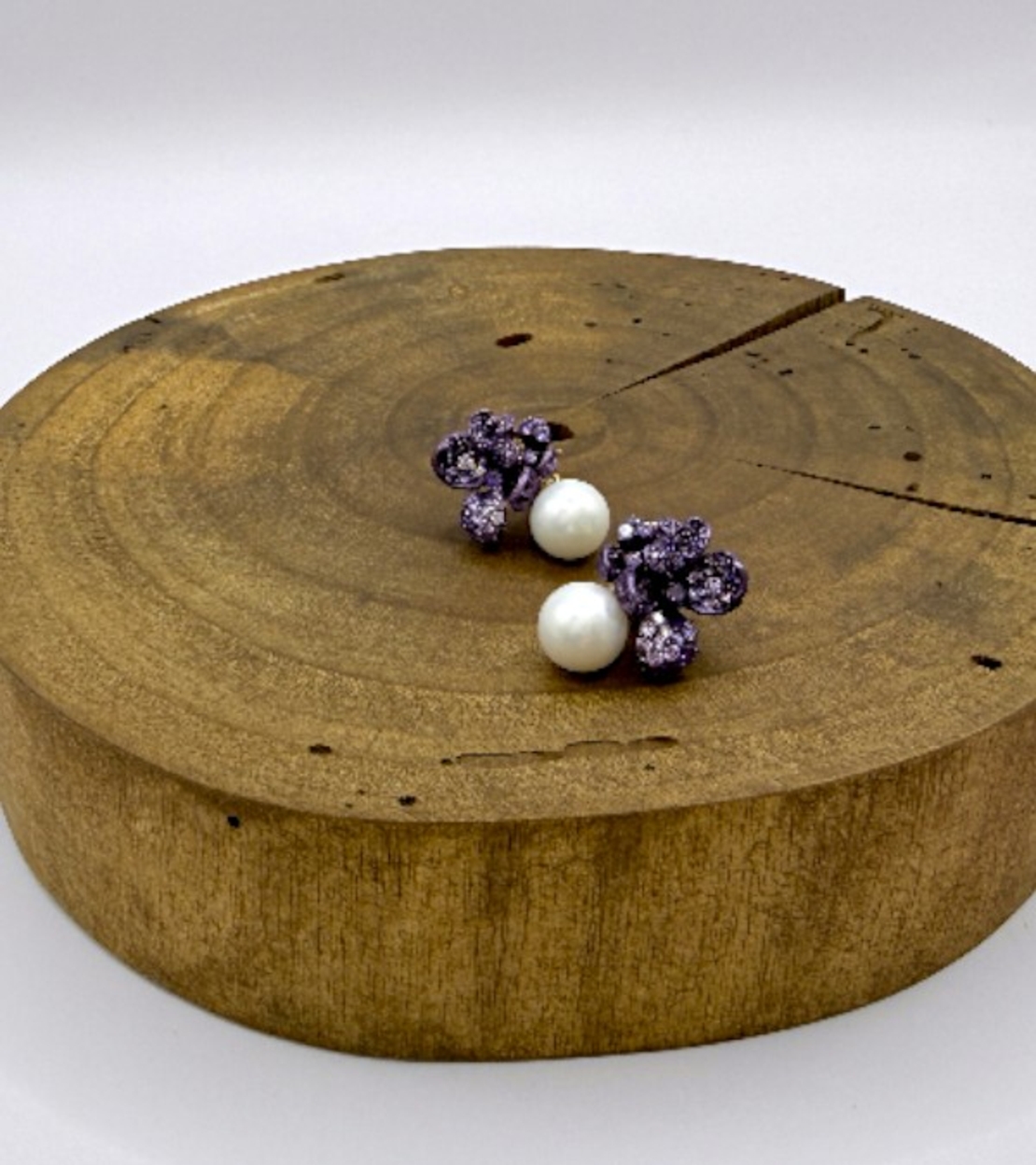 Обици с перла и лилави циркони