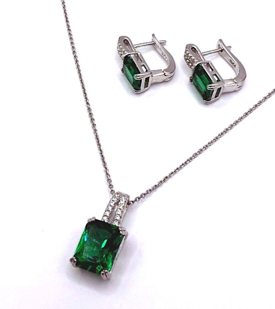 Комплект от обици и висулка със синтетичен смарагд