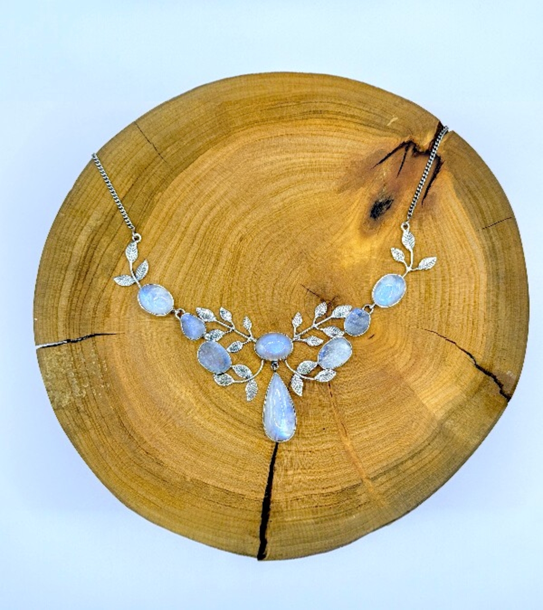 Колие с лунен камък