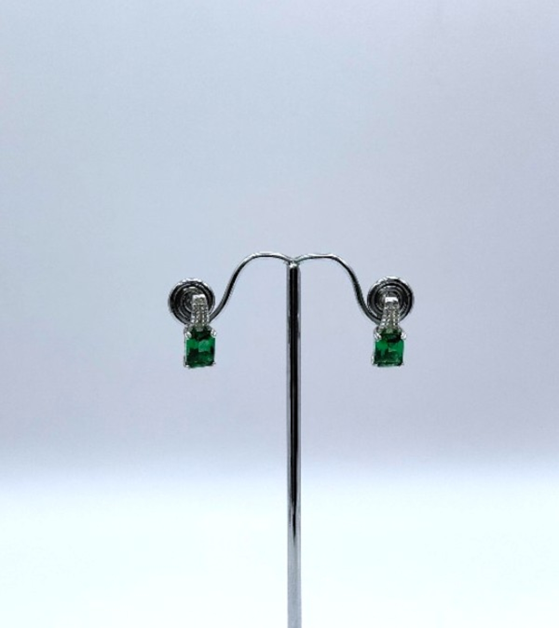 Комплект от обици и висулка със синтетичен смарагд