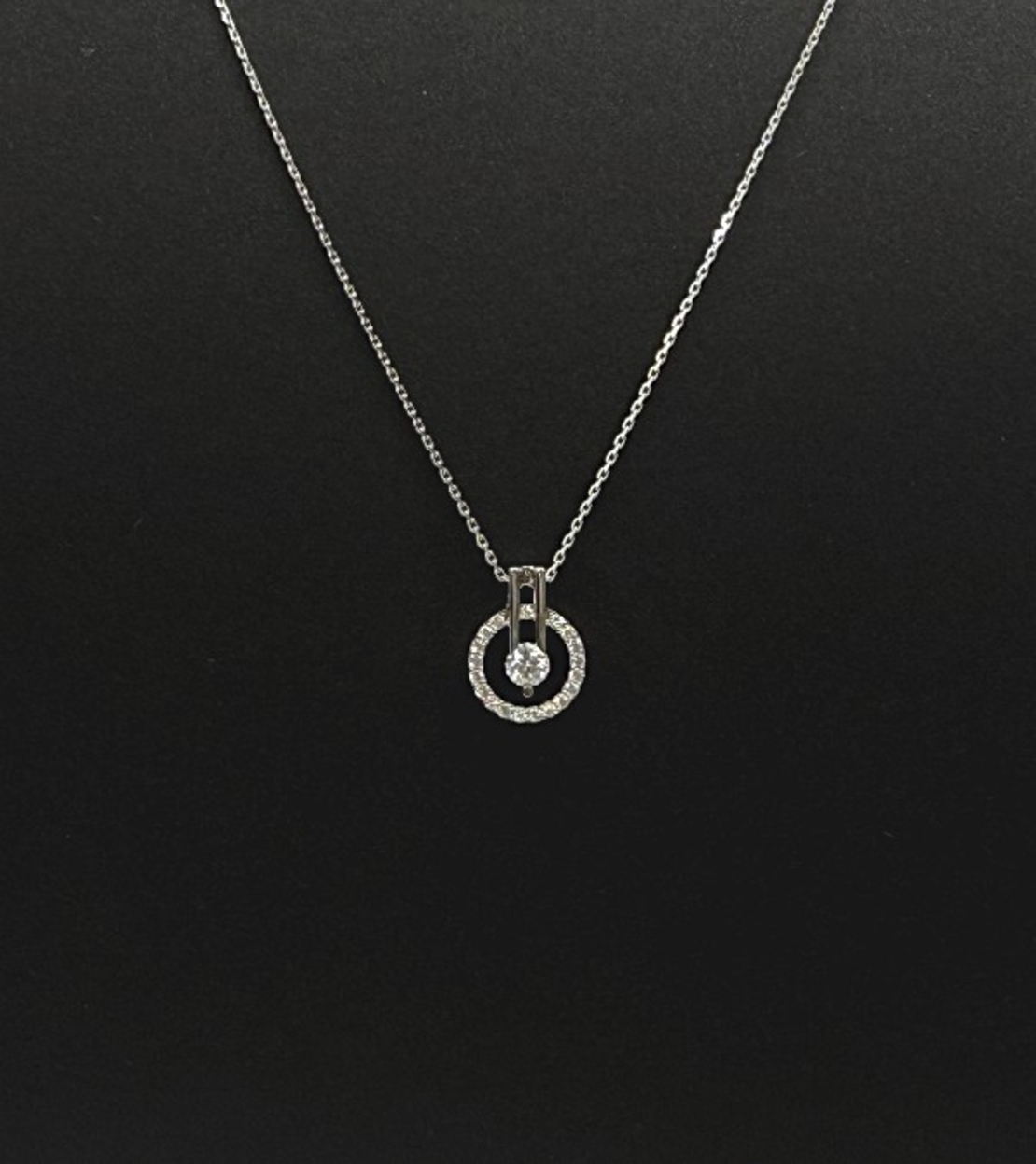 Сребърно колие с мойсанит