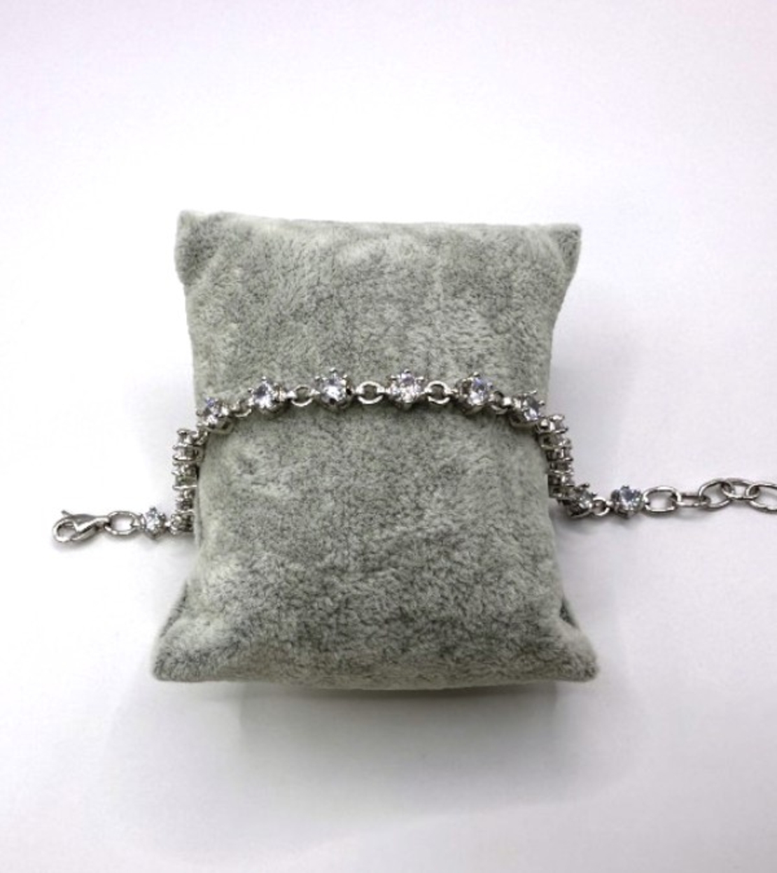 Сребърна гривна с бели циркони ръчна изработка