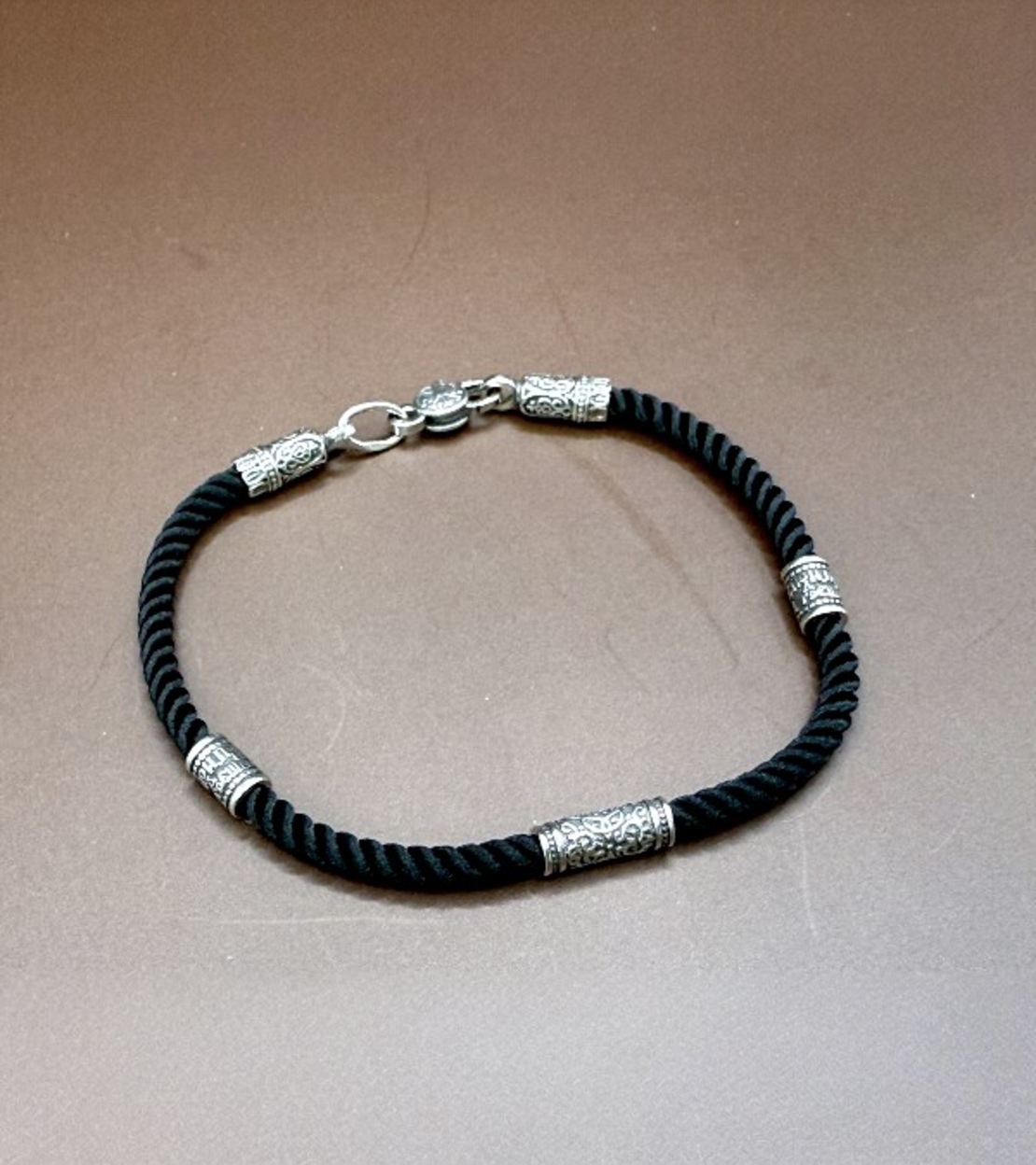 Ръчно изработена гривна от копринена нишка и сребърни елементи