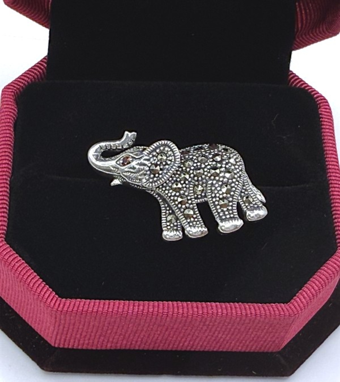 Брошка слонче с марказити и гранат