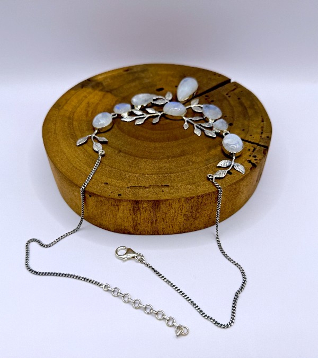 Колие с лунен камък