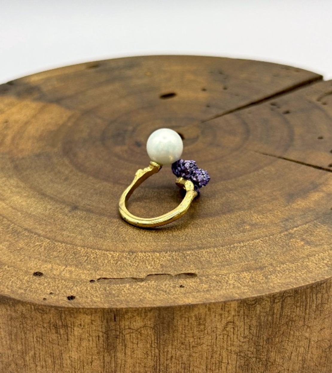 Пръстен с перла и лилави циркони
