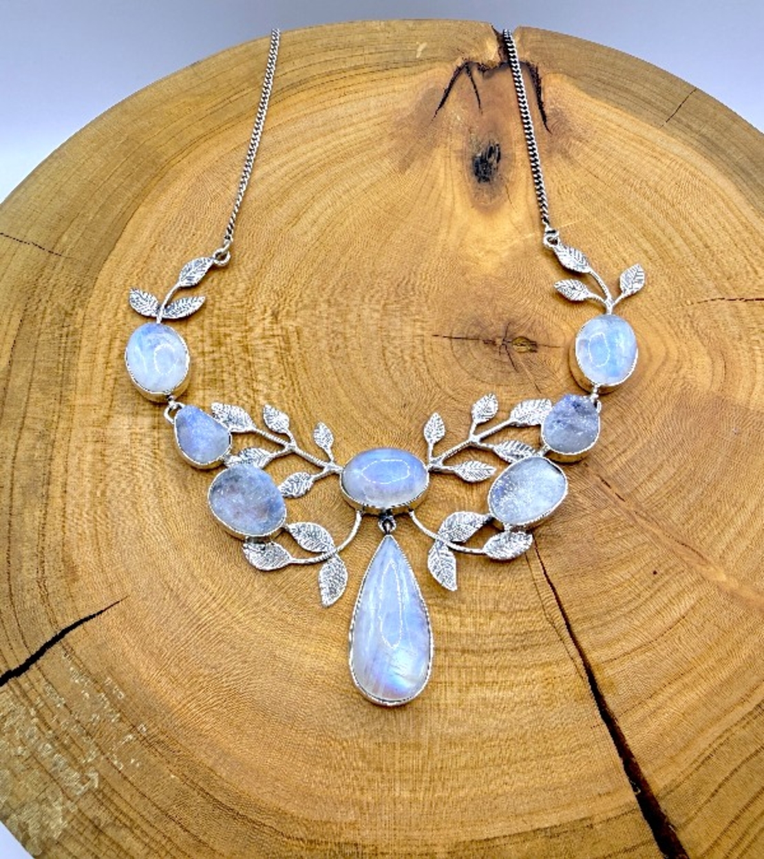 Колие с лунен камък