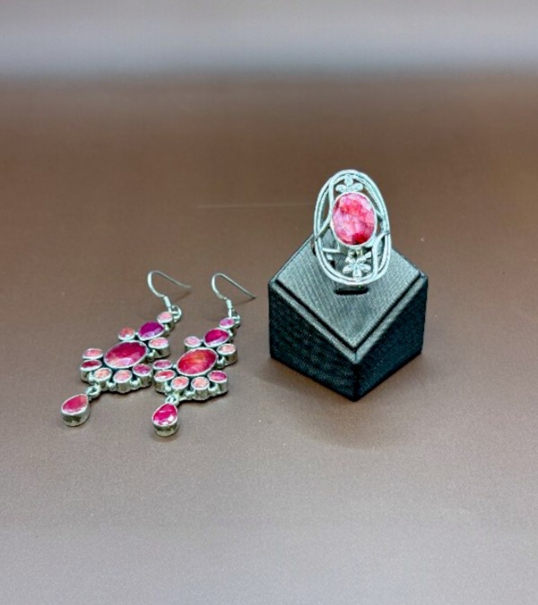 Комплект от обици и пръстен с рубин