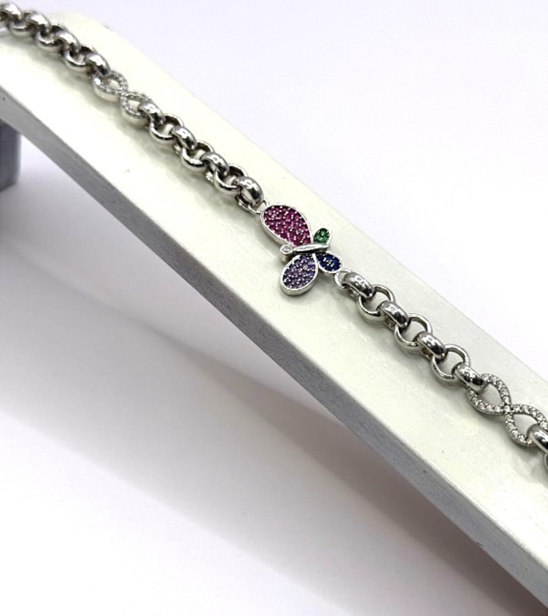 Сребърна гривна с пеперуда и цветни циркони