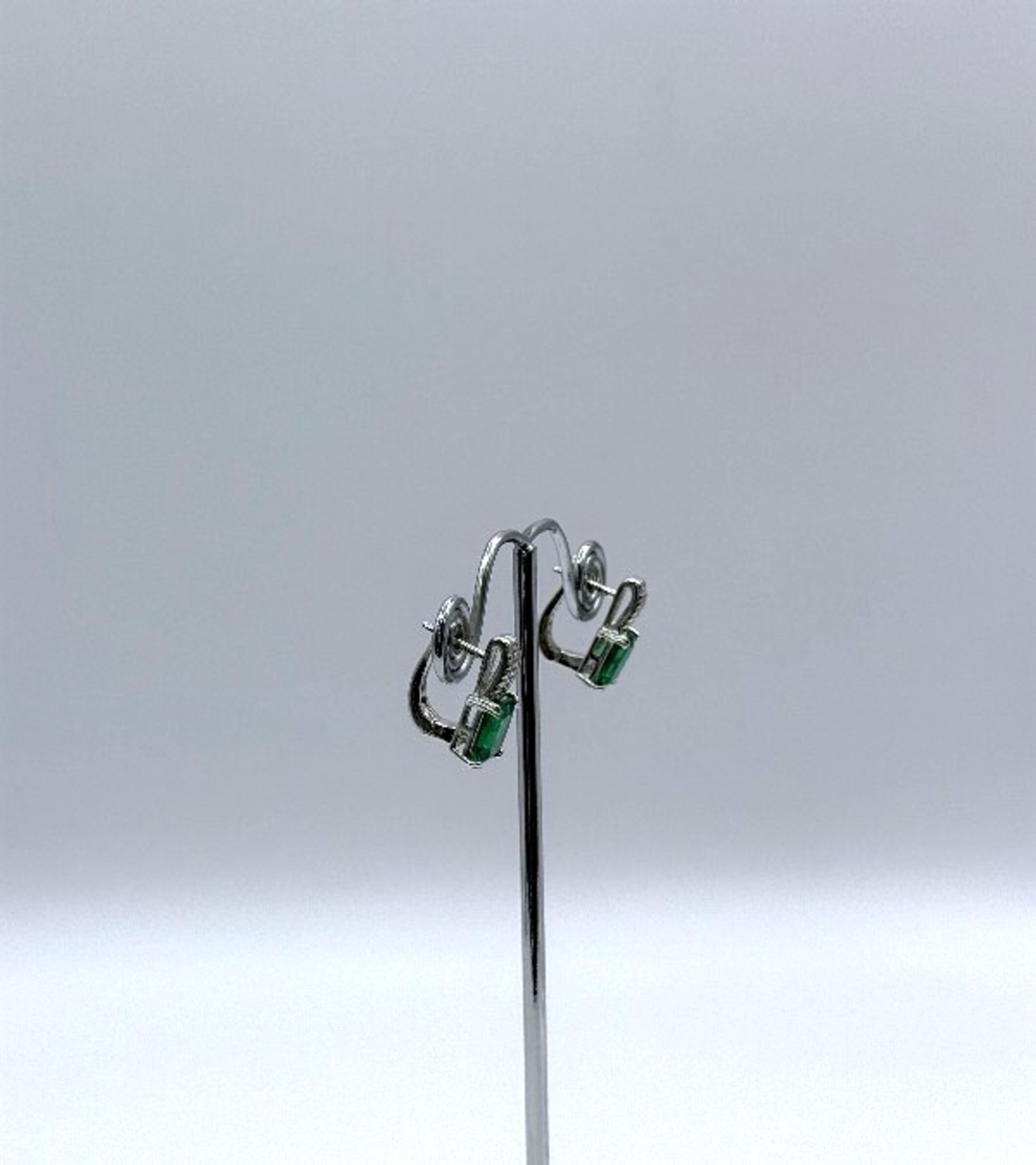 Комплект от обици и висулка със синтетичен смарагд