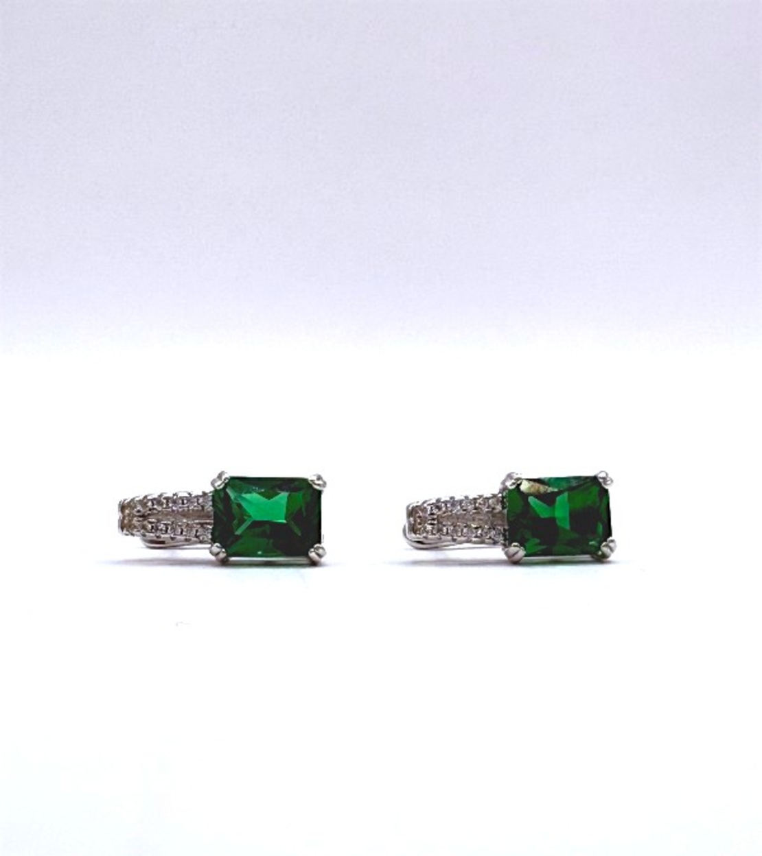 Комплект от обици и висулка със синтетичен смарагд