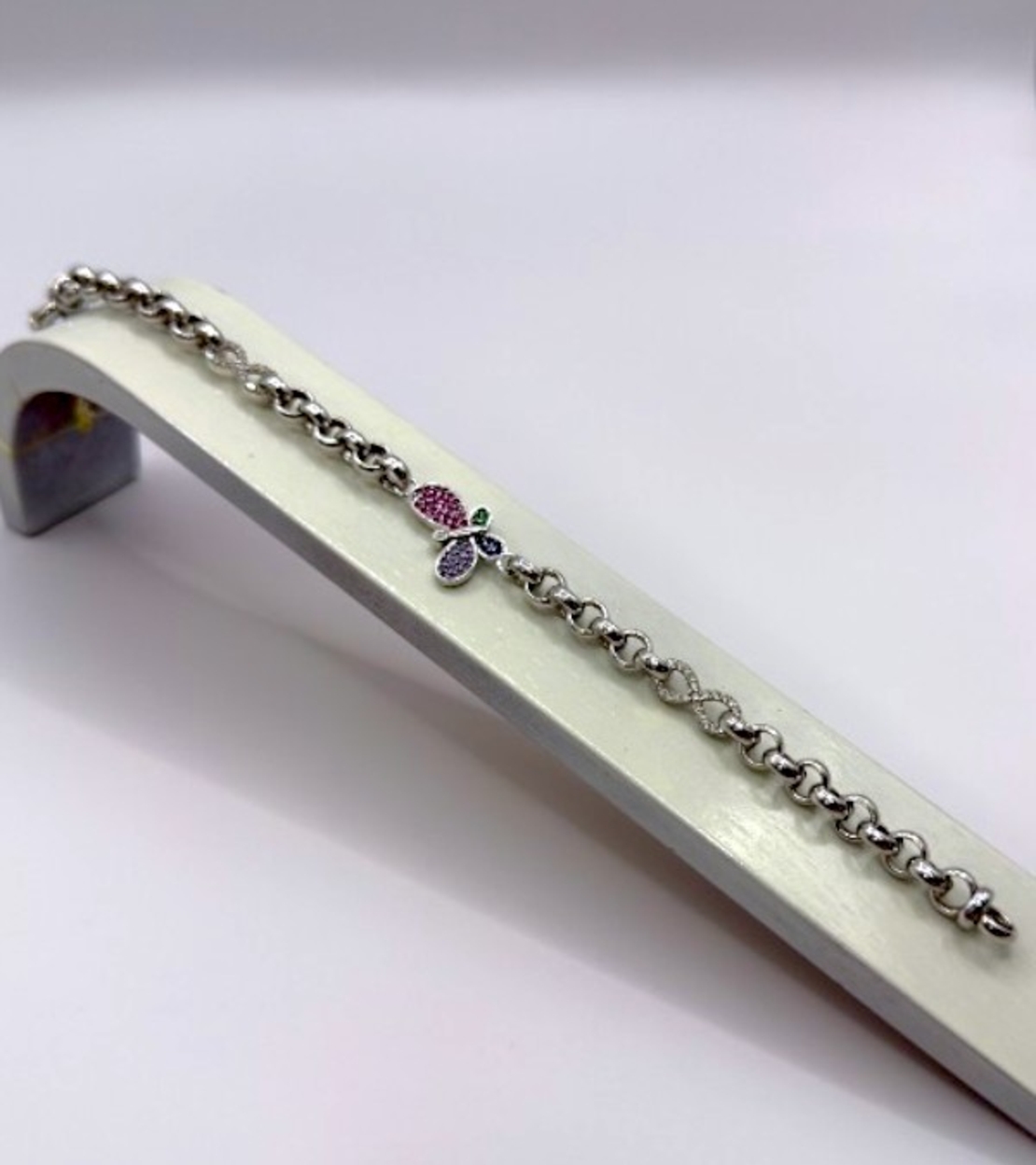 Сребърна гривна с пеперуда и цветни циркони