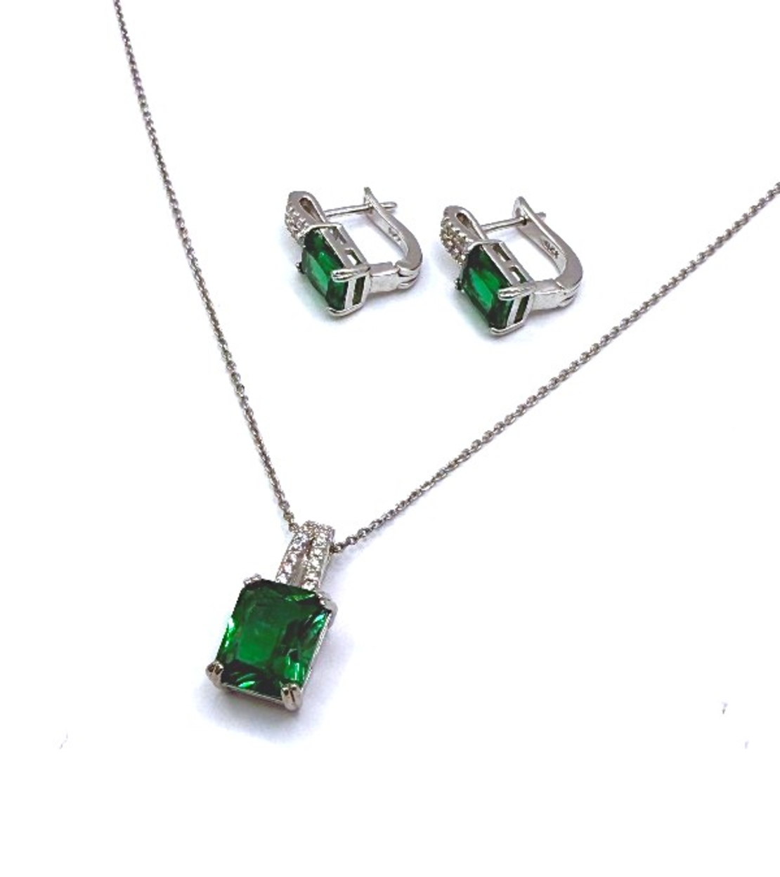 Комплект от обици и висулка със синтетичен смарагд