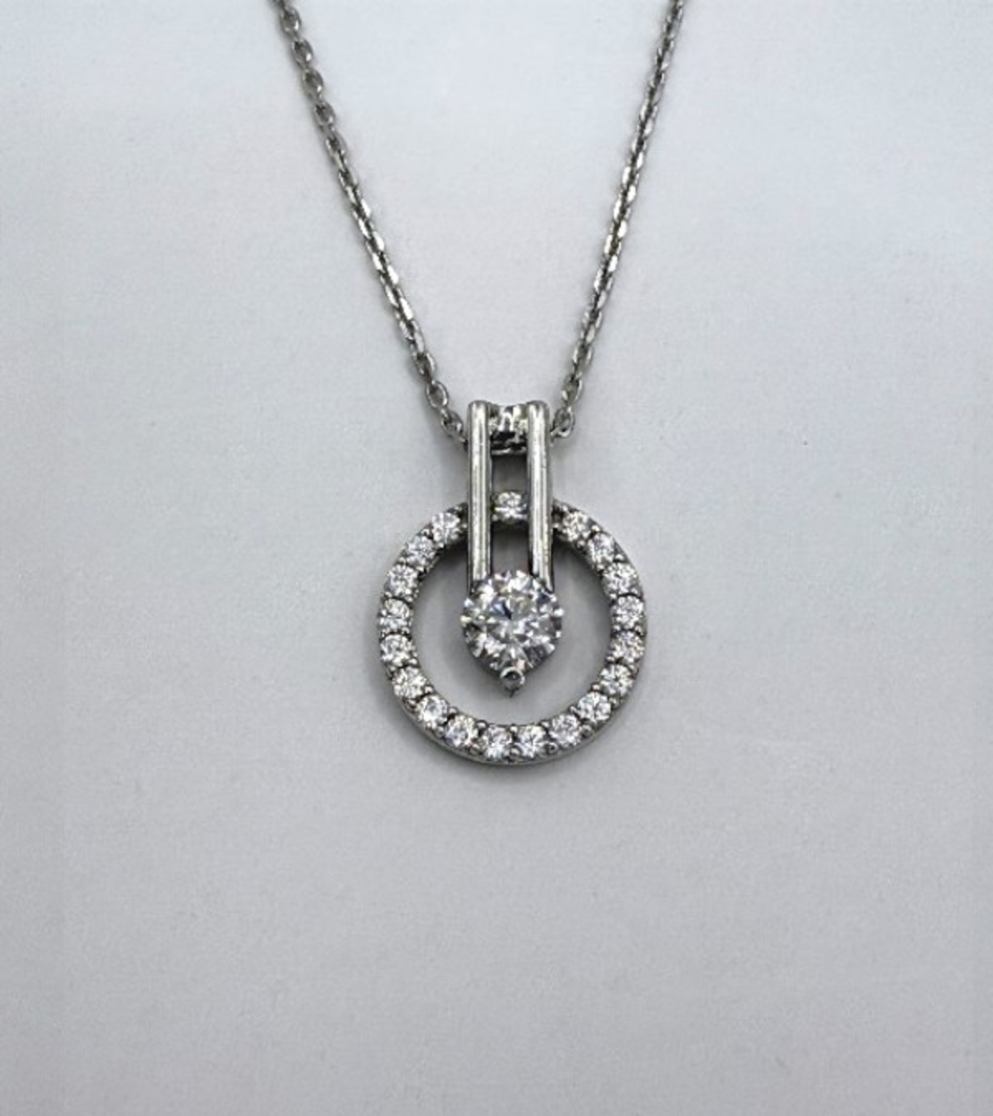 Сребърно колие с мойсанит