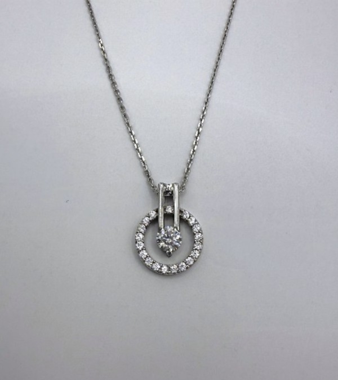 Сребърно колие с мойсанит