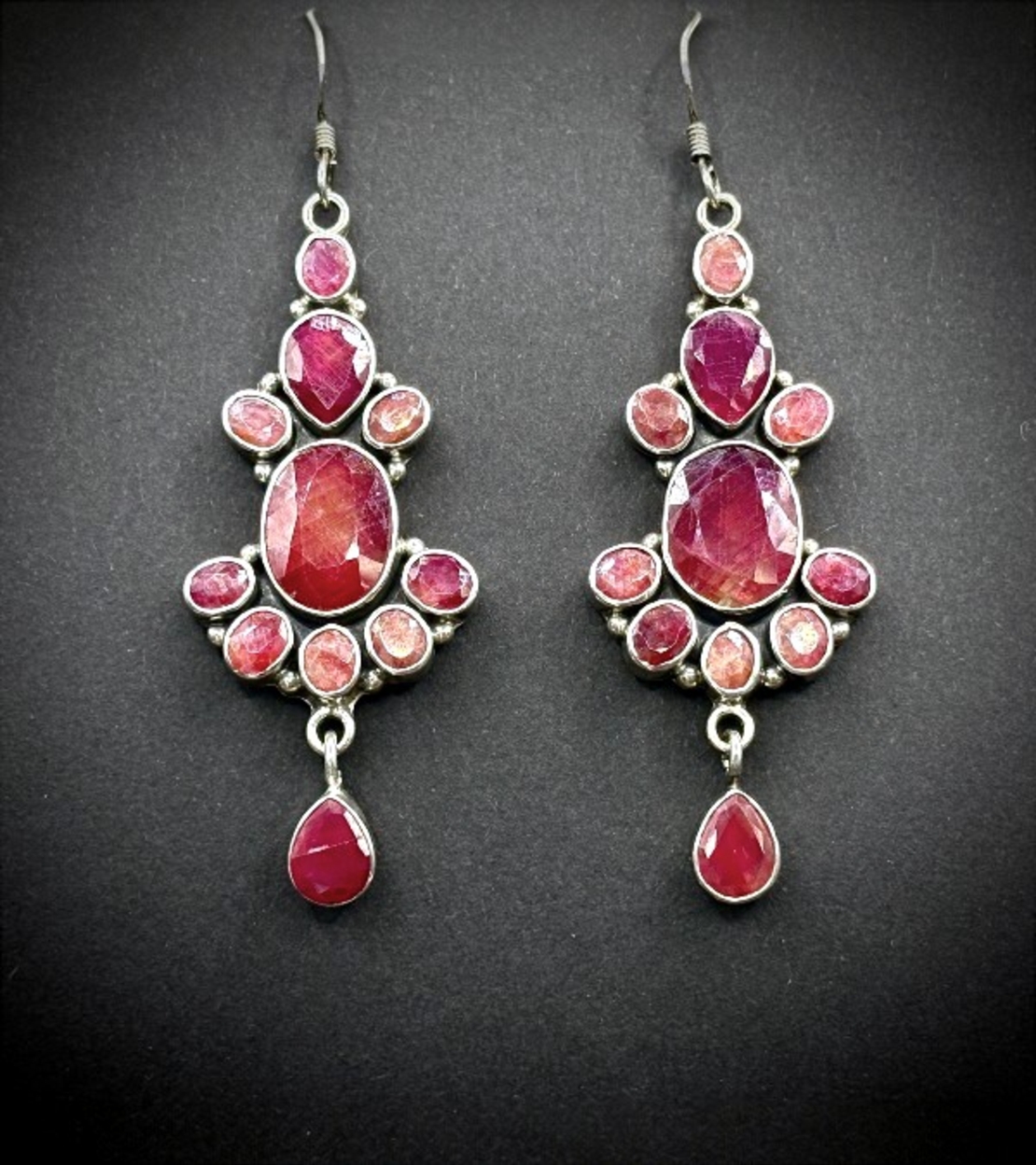 Комплект от обици и пръстен с рубин