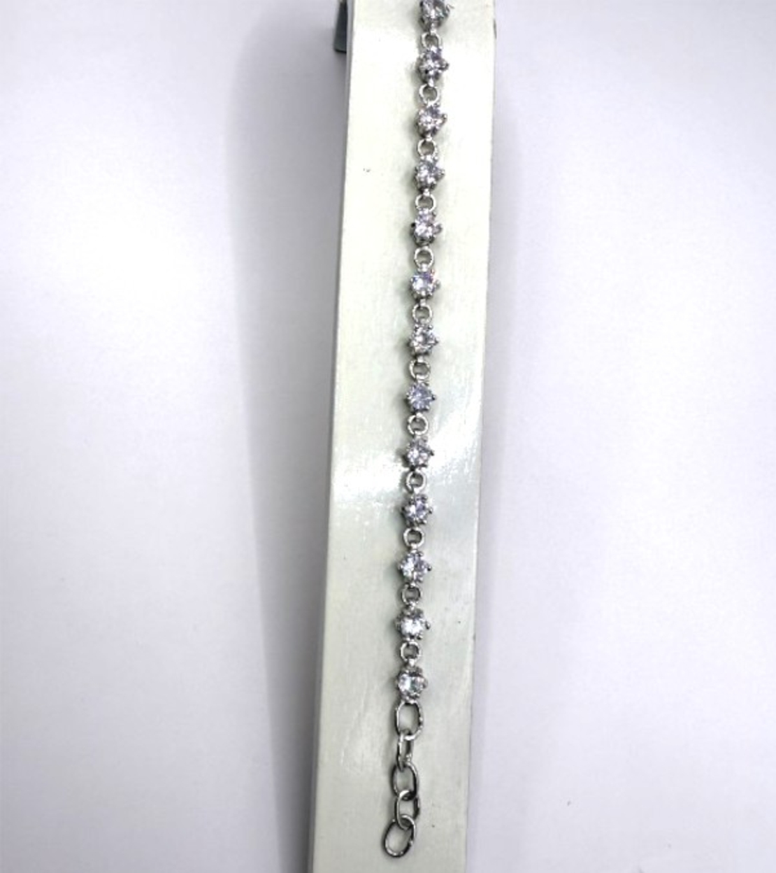 Сребърна гривна с бели циркони ръчна изработка