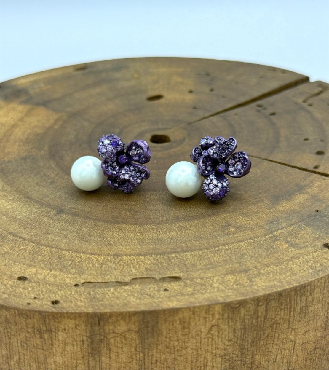 Обици с перла и лилави циркони