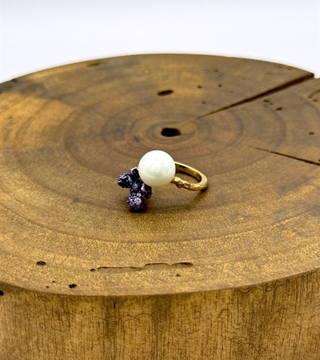 Пръстен с перла и лилави циркони