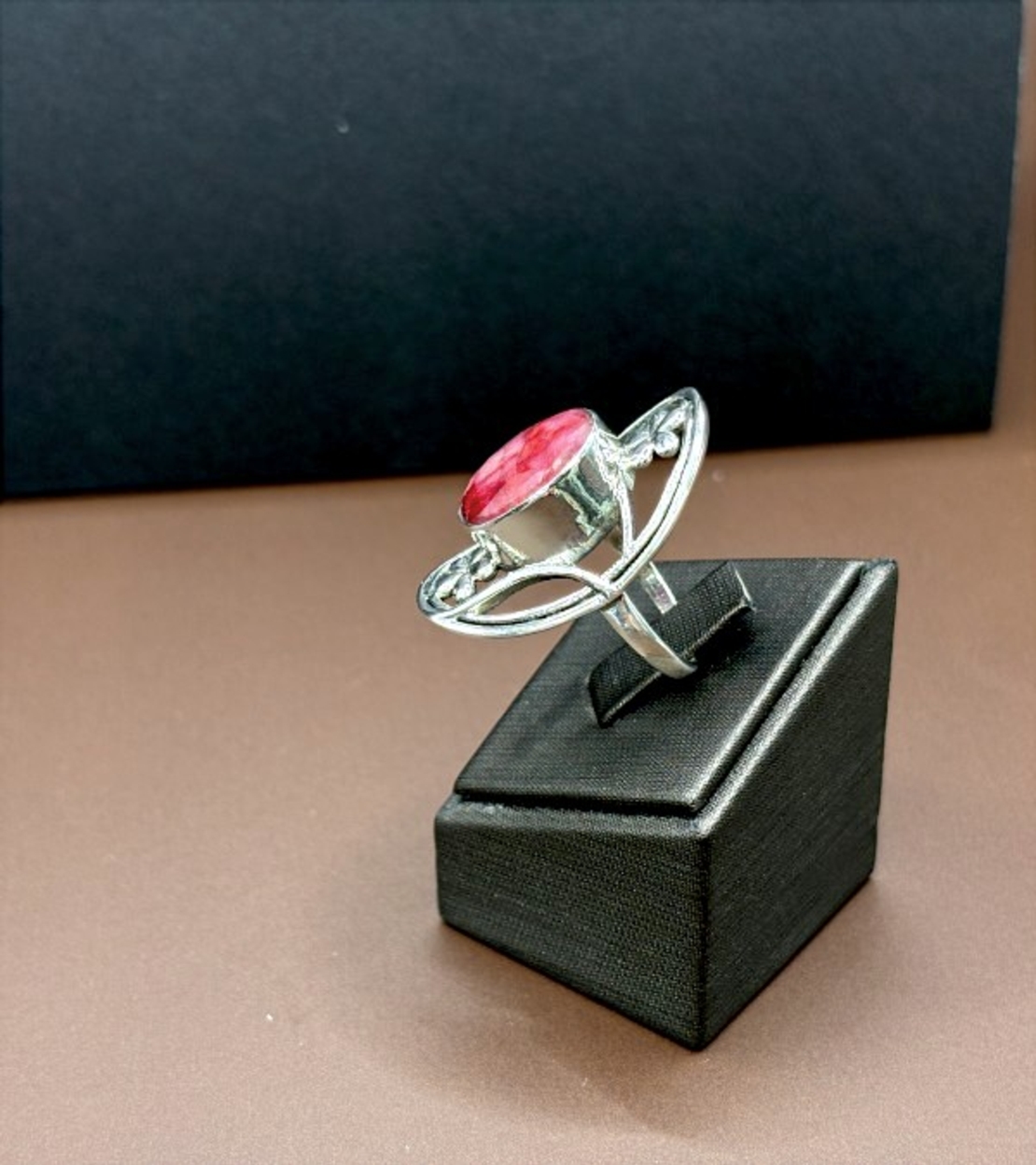 Комплект от обици и пръстен с рубин