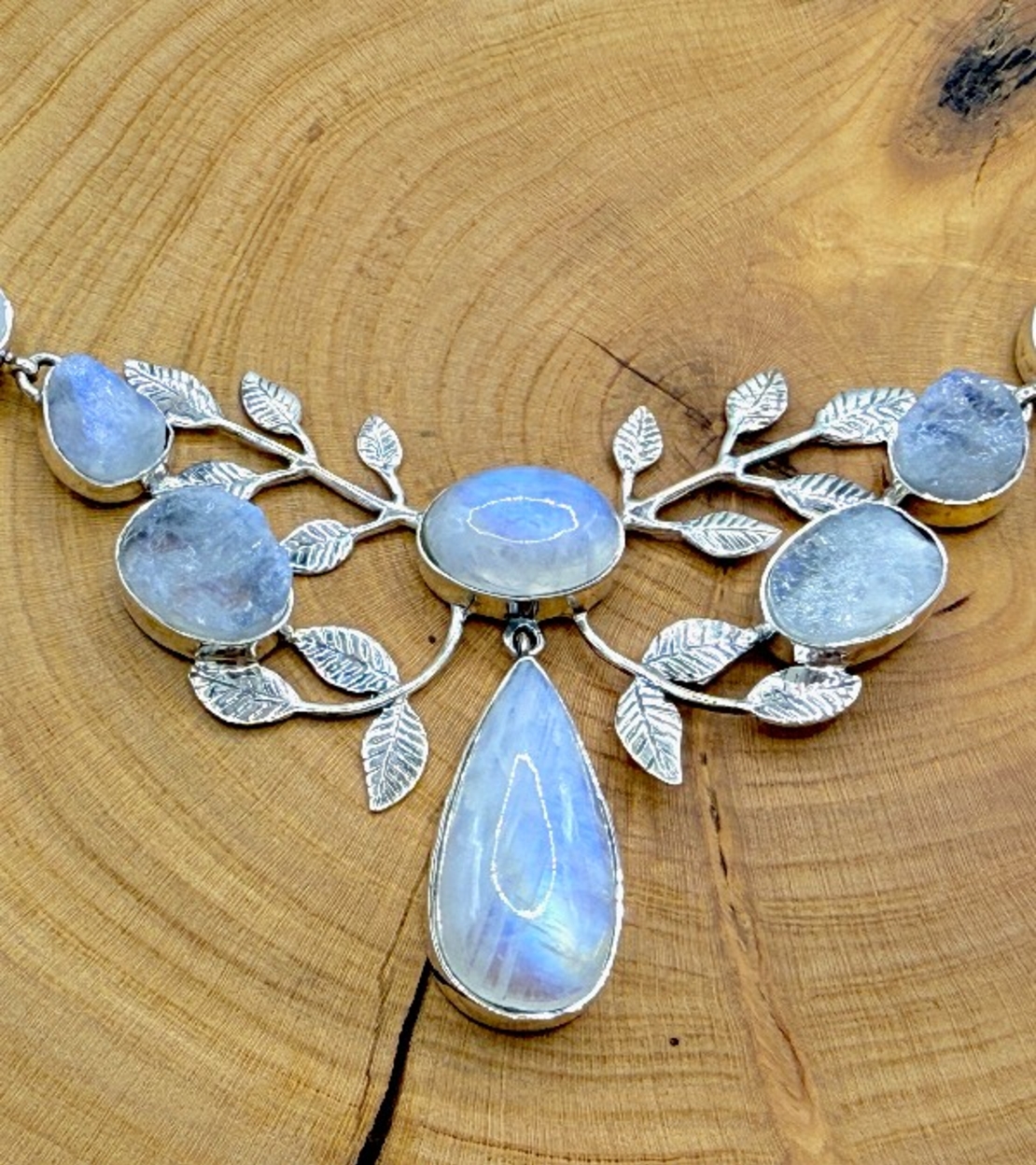 Колие с лунен камък