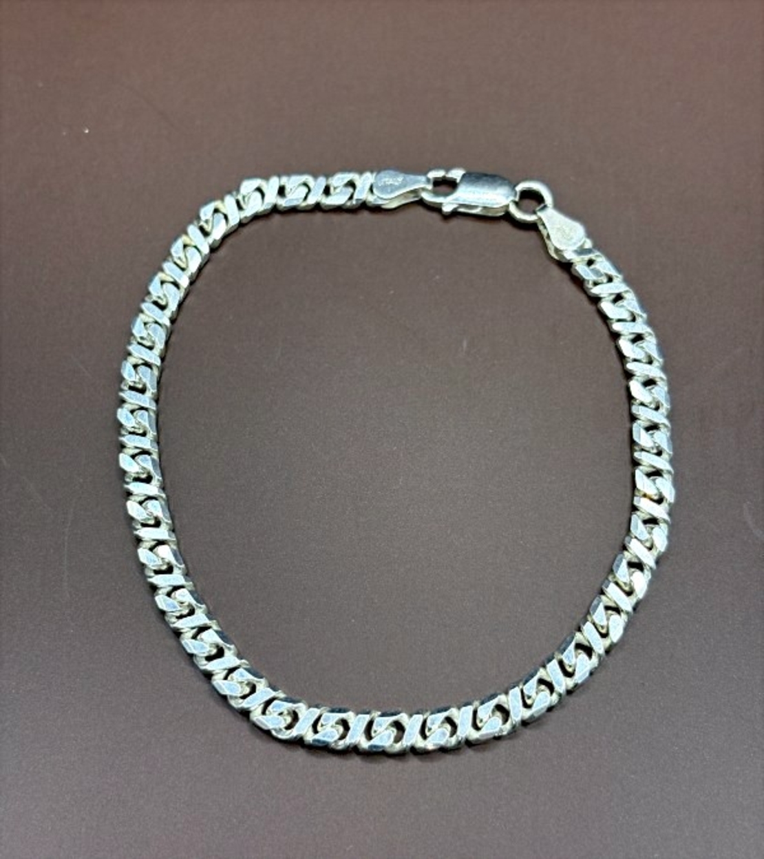 Сребърна гривна с елементи осмици