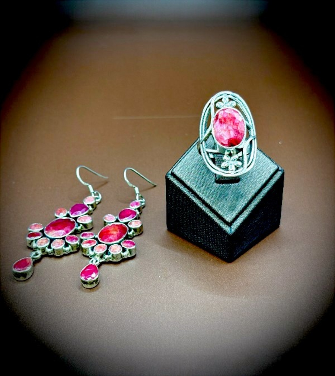 Комплект от обици и пръстен с рубин