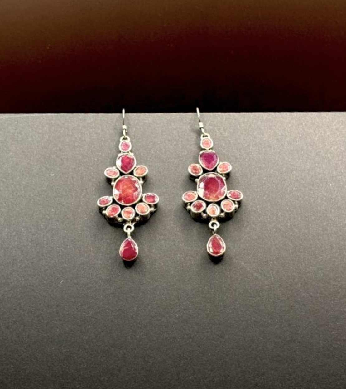 Комплект от обици и пръстен с рубин