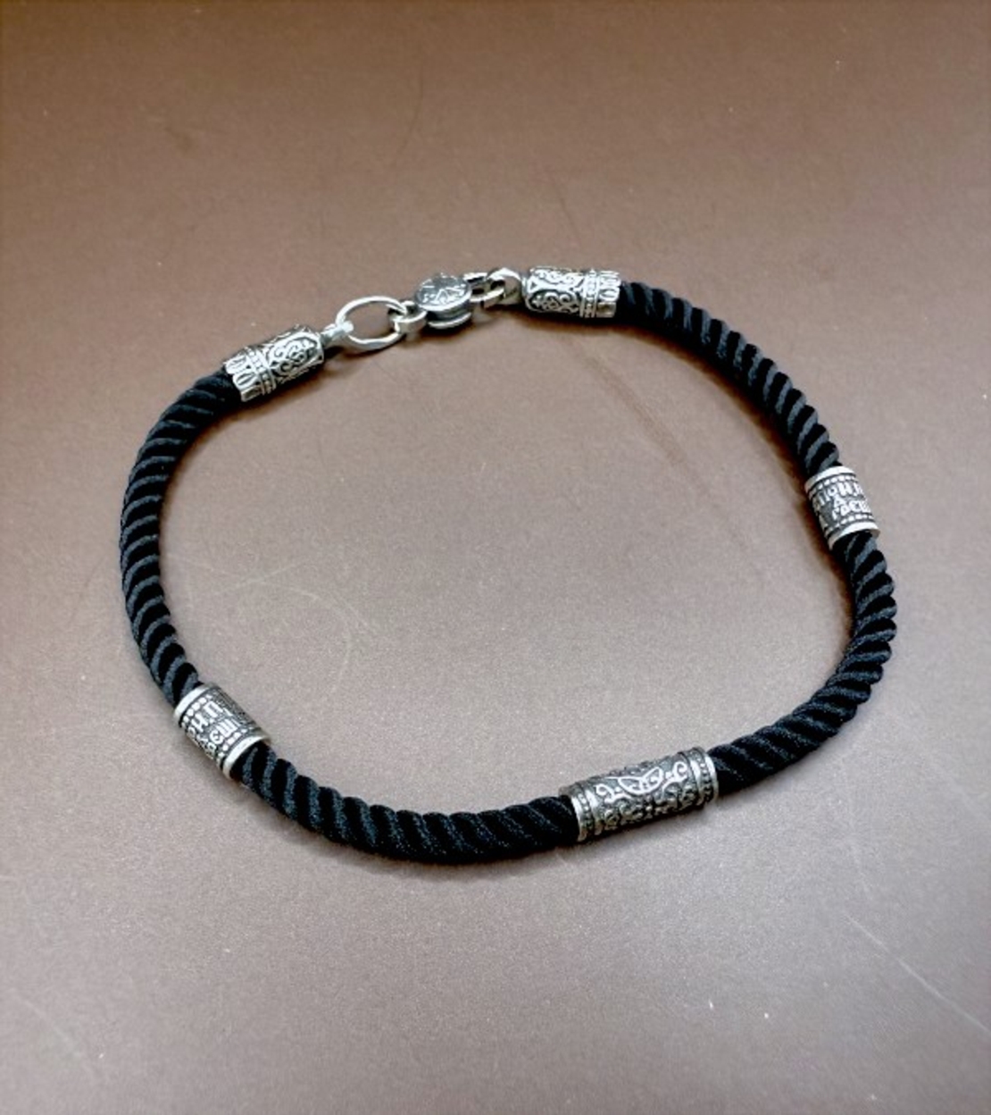 Ръчно изработена гривна от копринена нишка и сребърни елементи