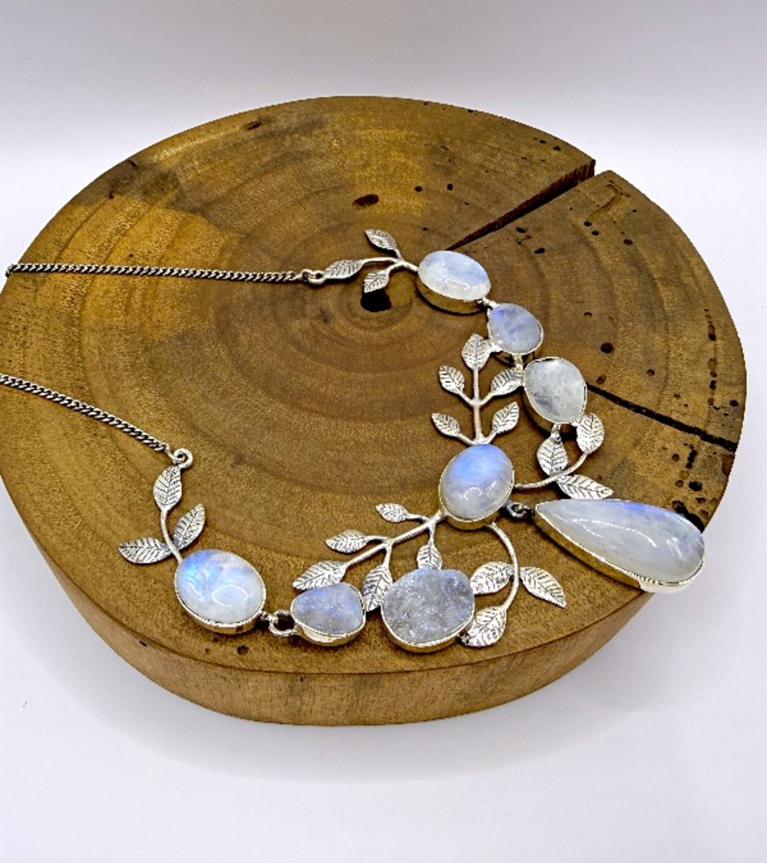 Колие с лунен камък