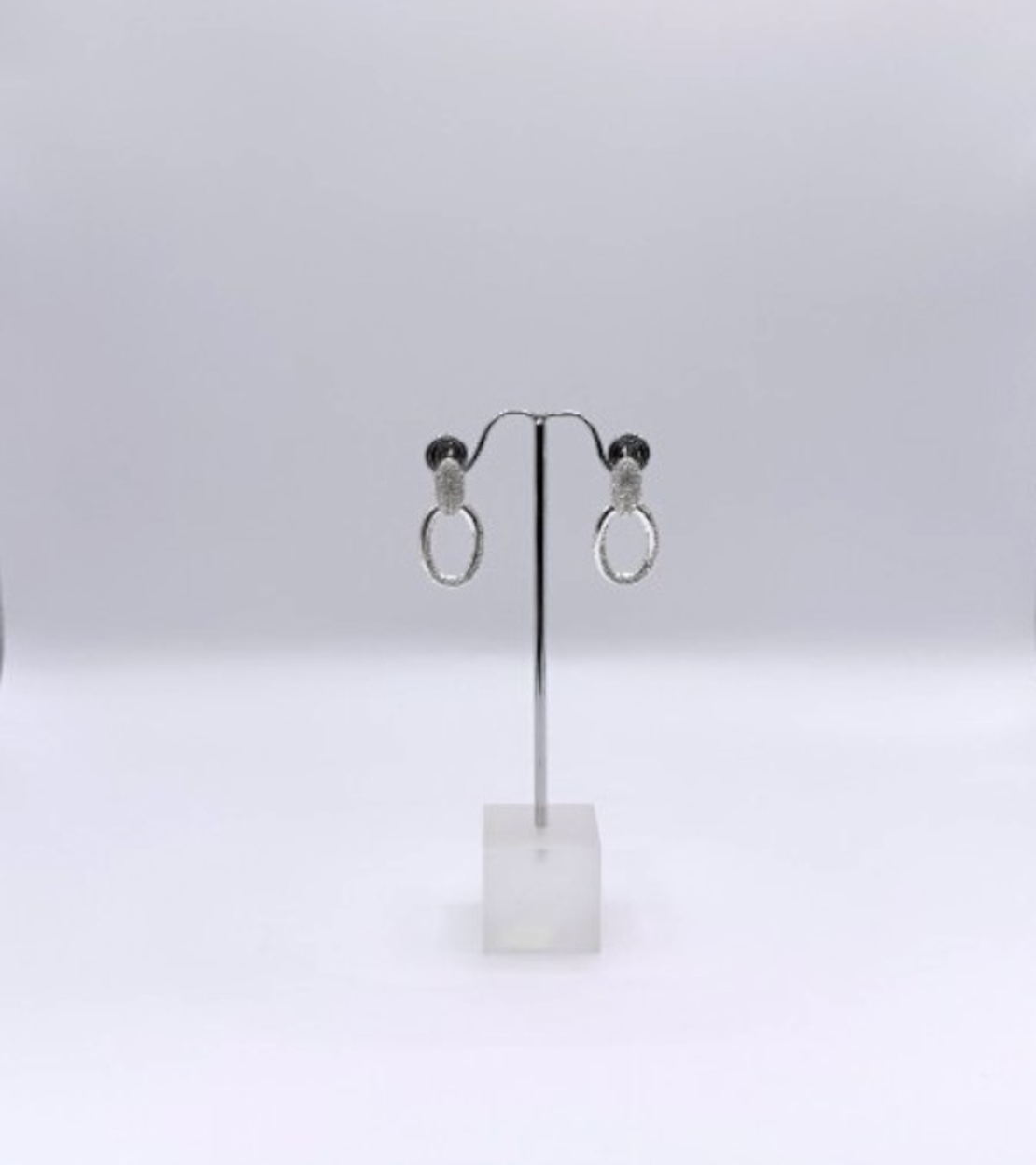 Сребърни обици с английско закопчаване овал с циркони