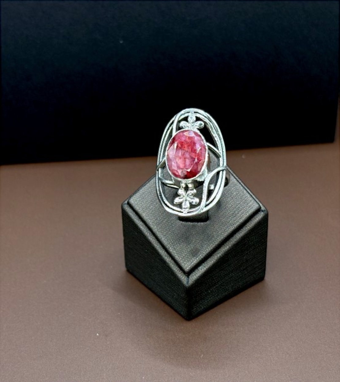 Комплект от обици и пръстен с рубин