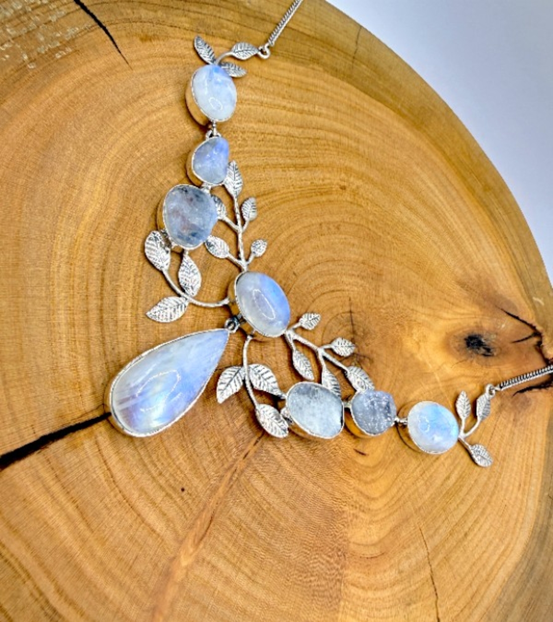 Колие с лунен камък