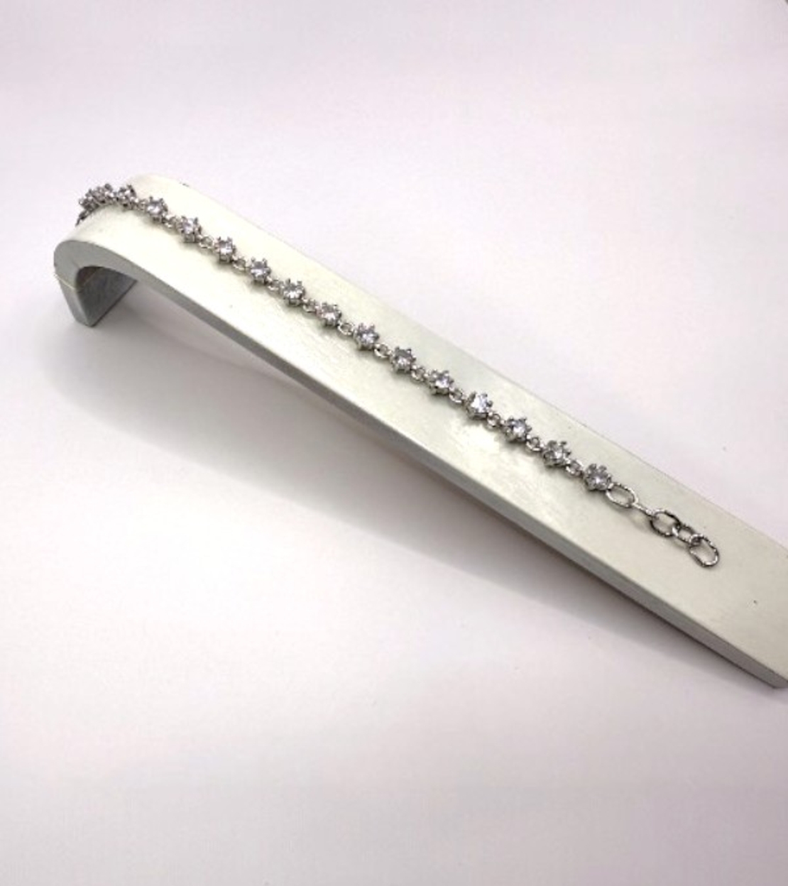 Сребърна гривна с бели циркони ръчна изработка