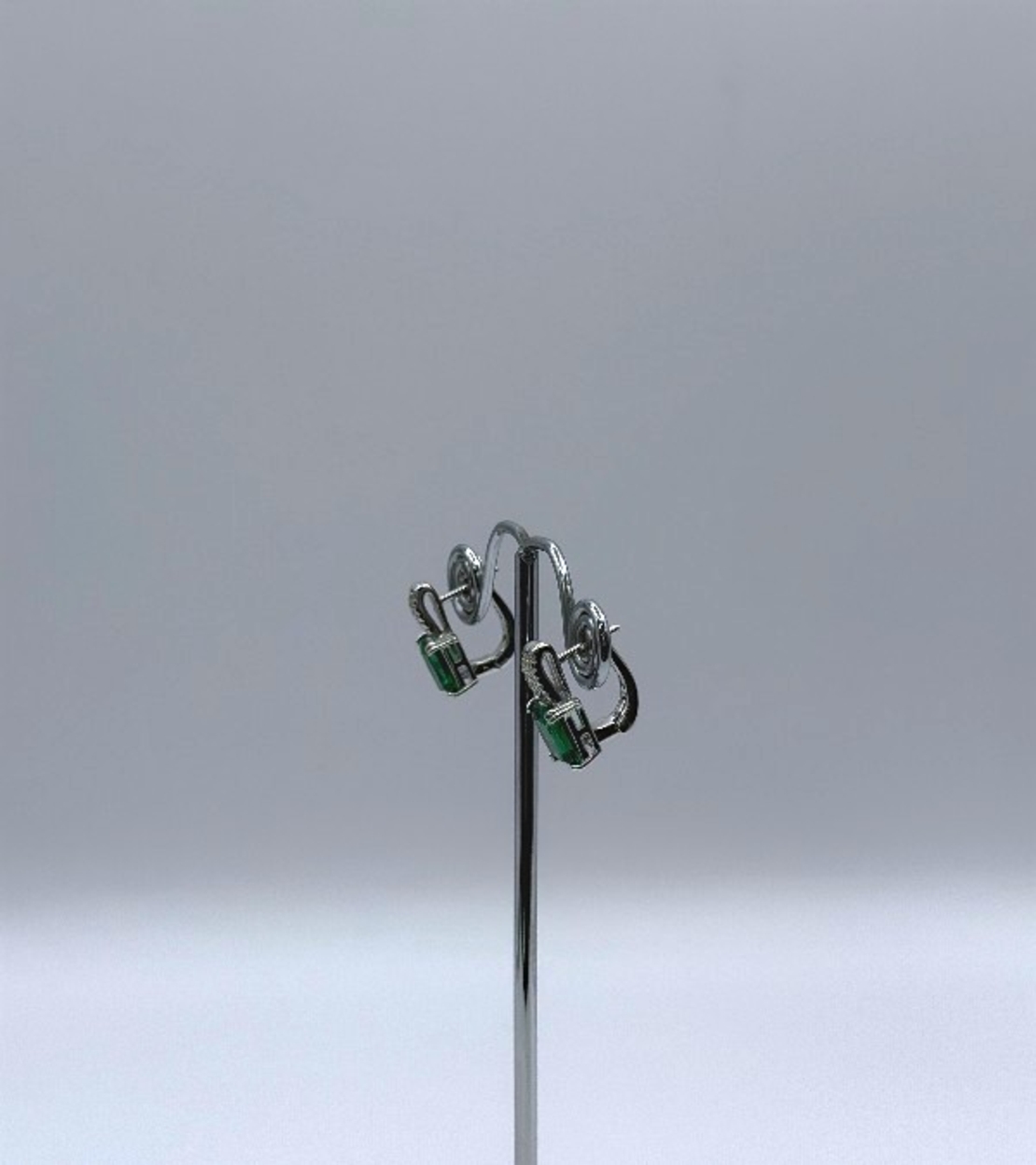 Комплект от обици и висулка със синтетичен смарагд