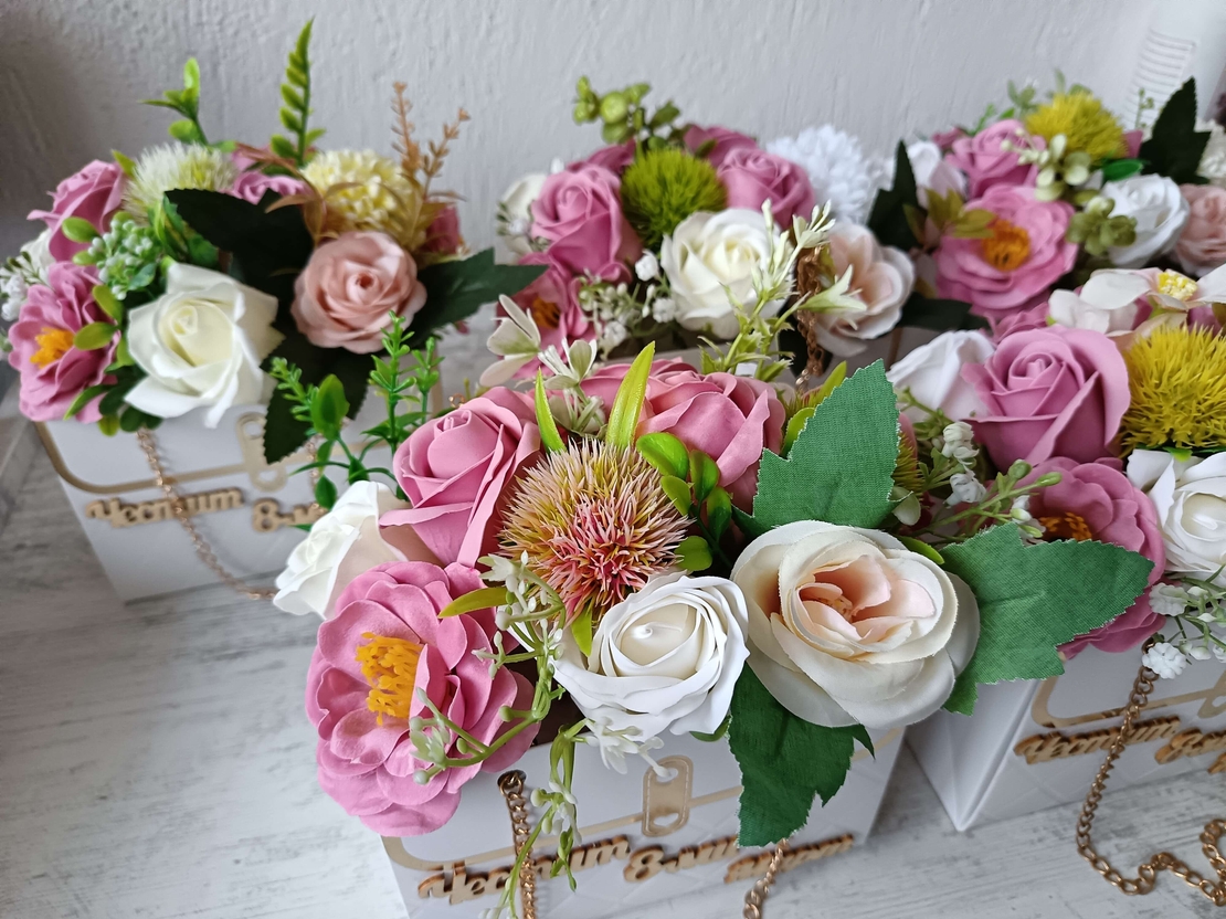 Чантичка с цветя