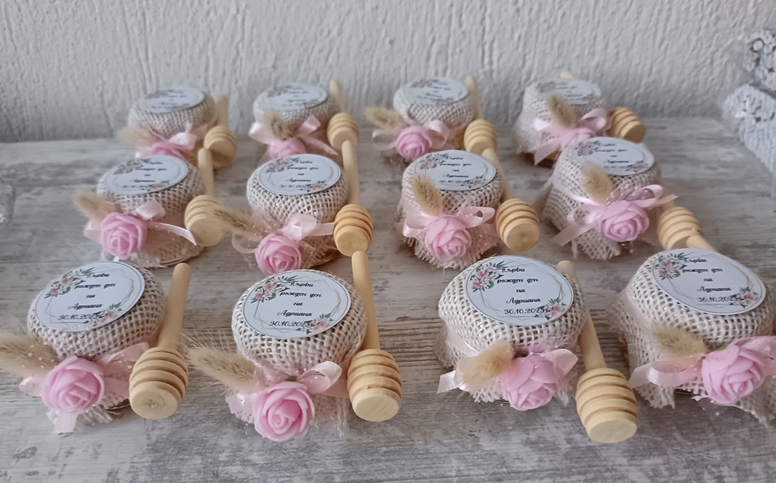 Бурканче с мед и лъжичка