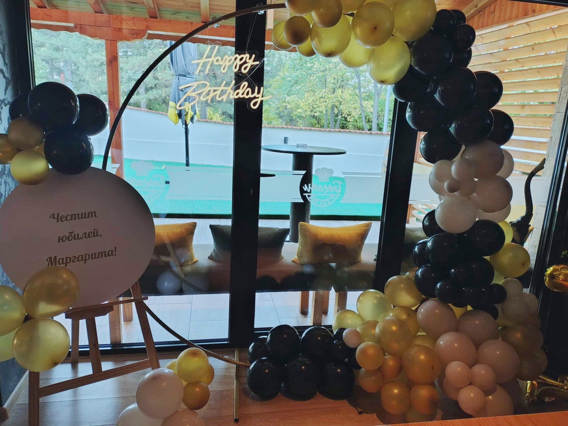 Арка с балони и статив - златно и черно