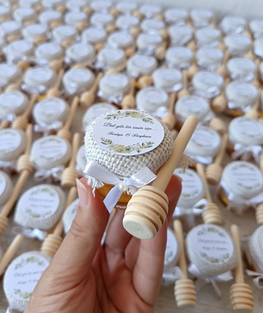 Бурканче с мед и лъжичка