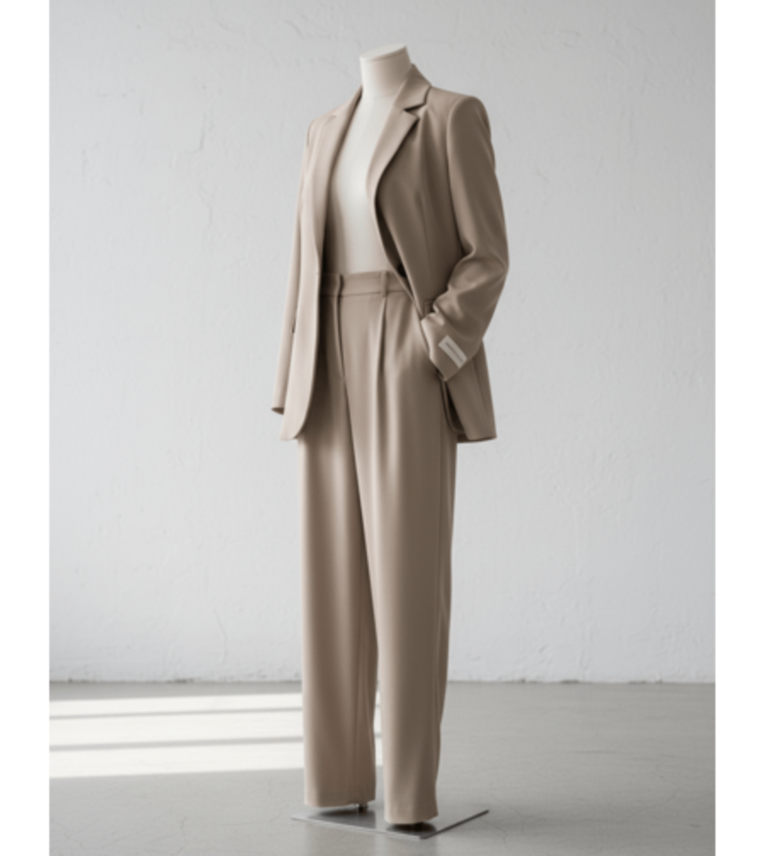 Елегантен бежов костюм