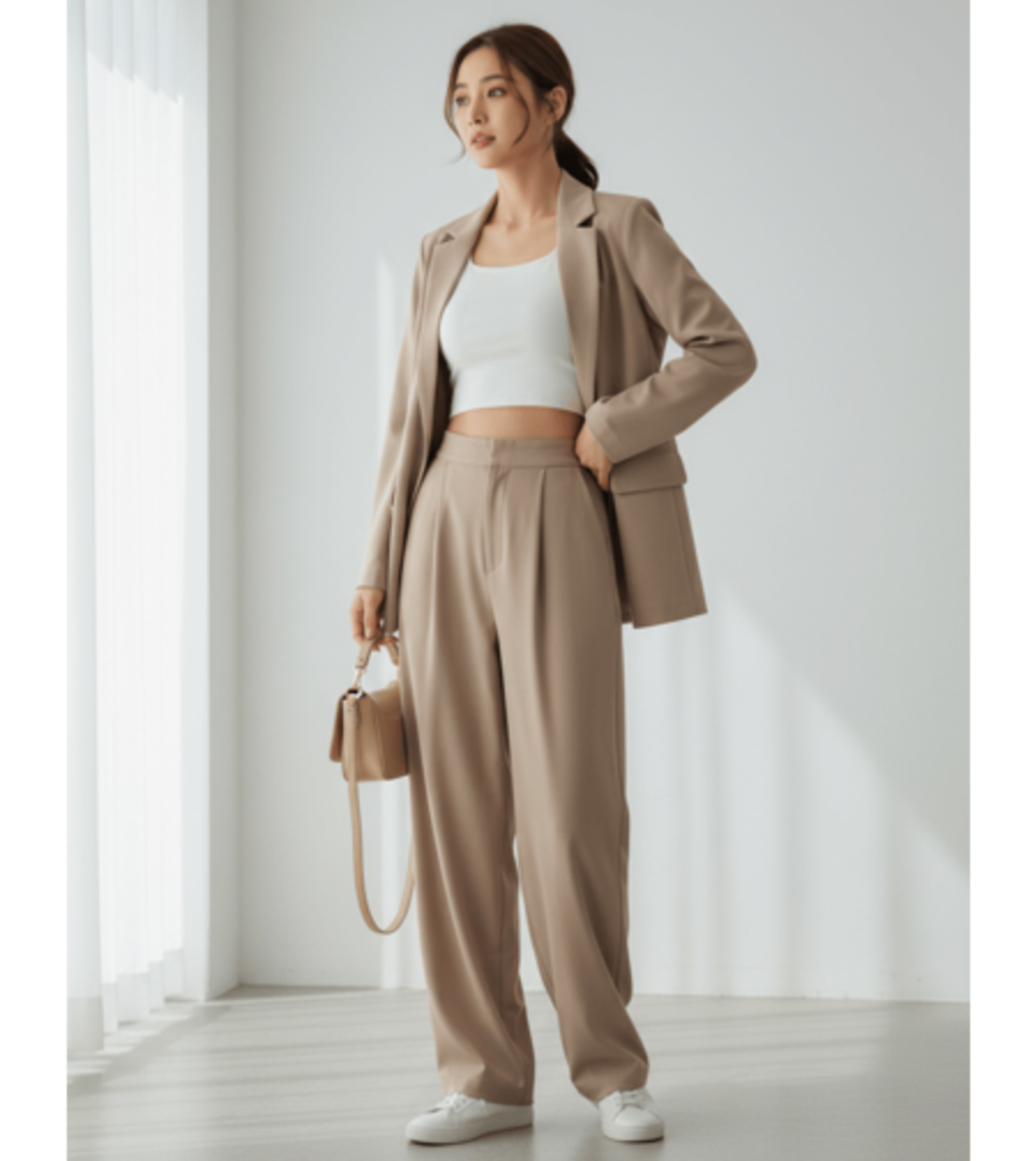 Елегантен бежов костюм