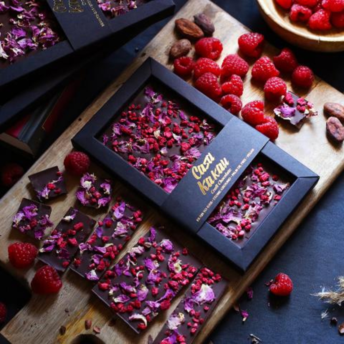 ШОКОЛАД С ЛИСТЕНЦА ОТ БЪЛГАРСКА РОЗА И МАЛИНА