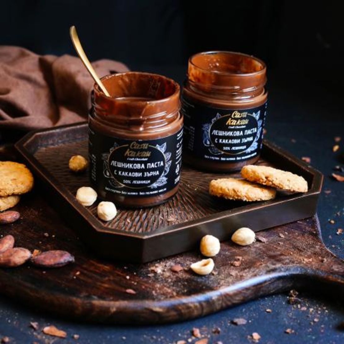 Занаятчийски лешников крем с какаови зърна