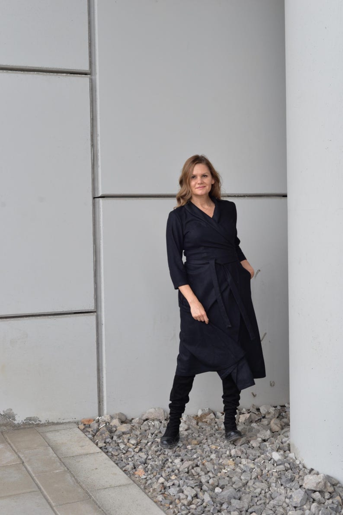 Топла вълнена рокля с прехлупване и шал яка