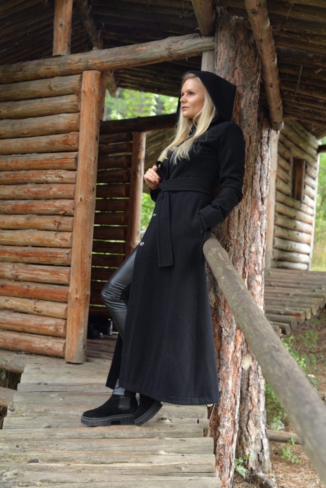 Черно елегантно дълго палто с качулка и колан